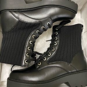 Brand new. In original box